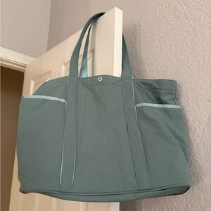 Lululemon daily multi pocket tote